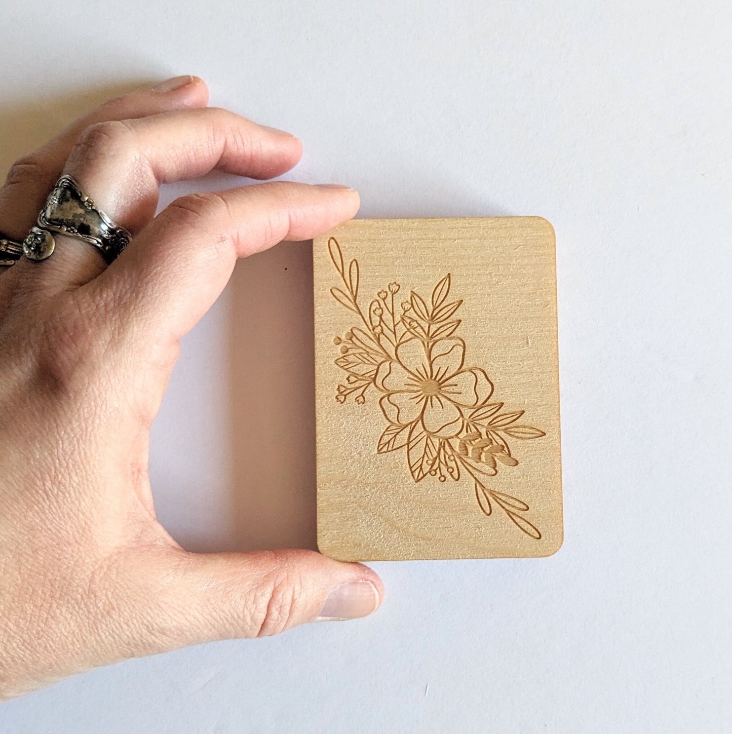 Wooden Needle Case, Laser Engraved Flower Bouquet Magnetic Needle Minder