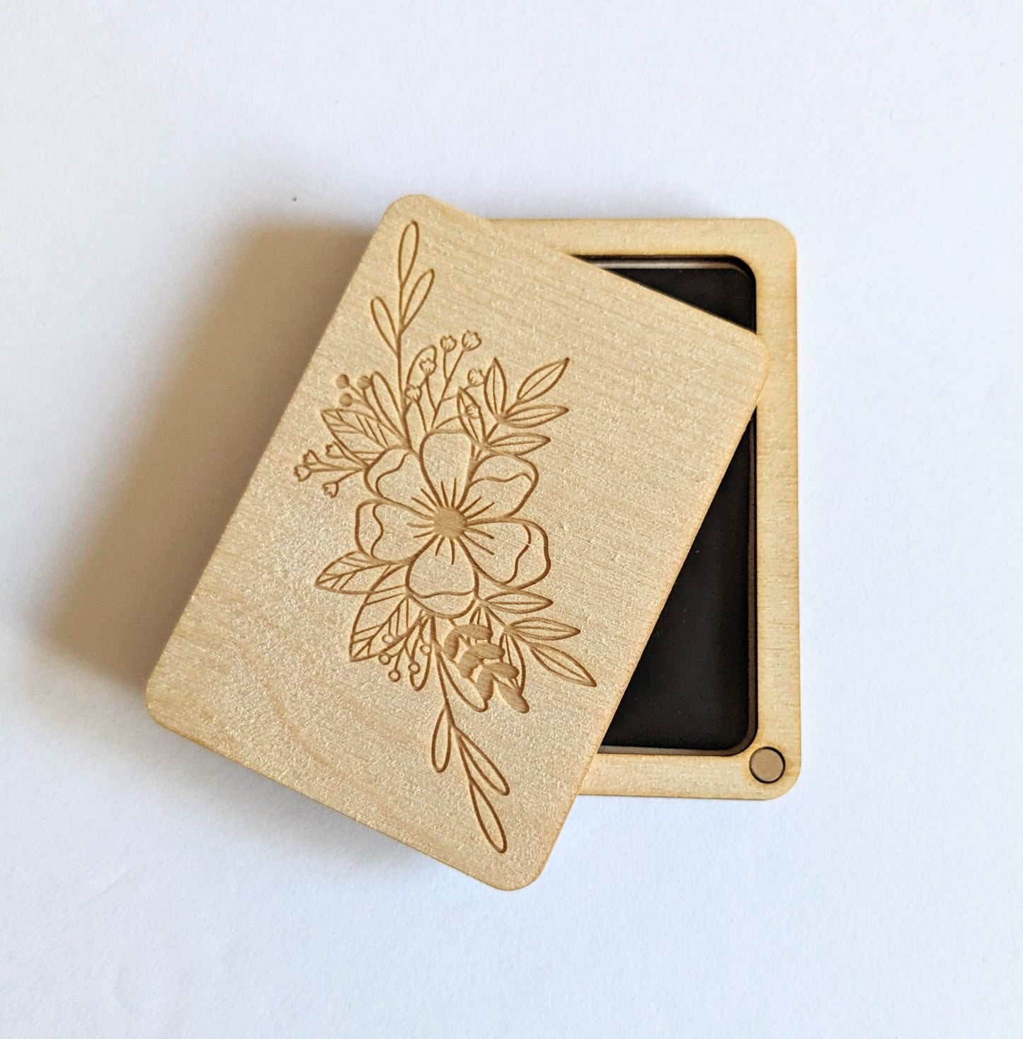 Wooden Needle Case, Laser Engraved Flower Bouquet Magnetic Needle Minder