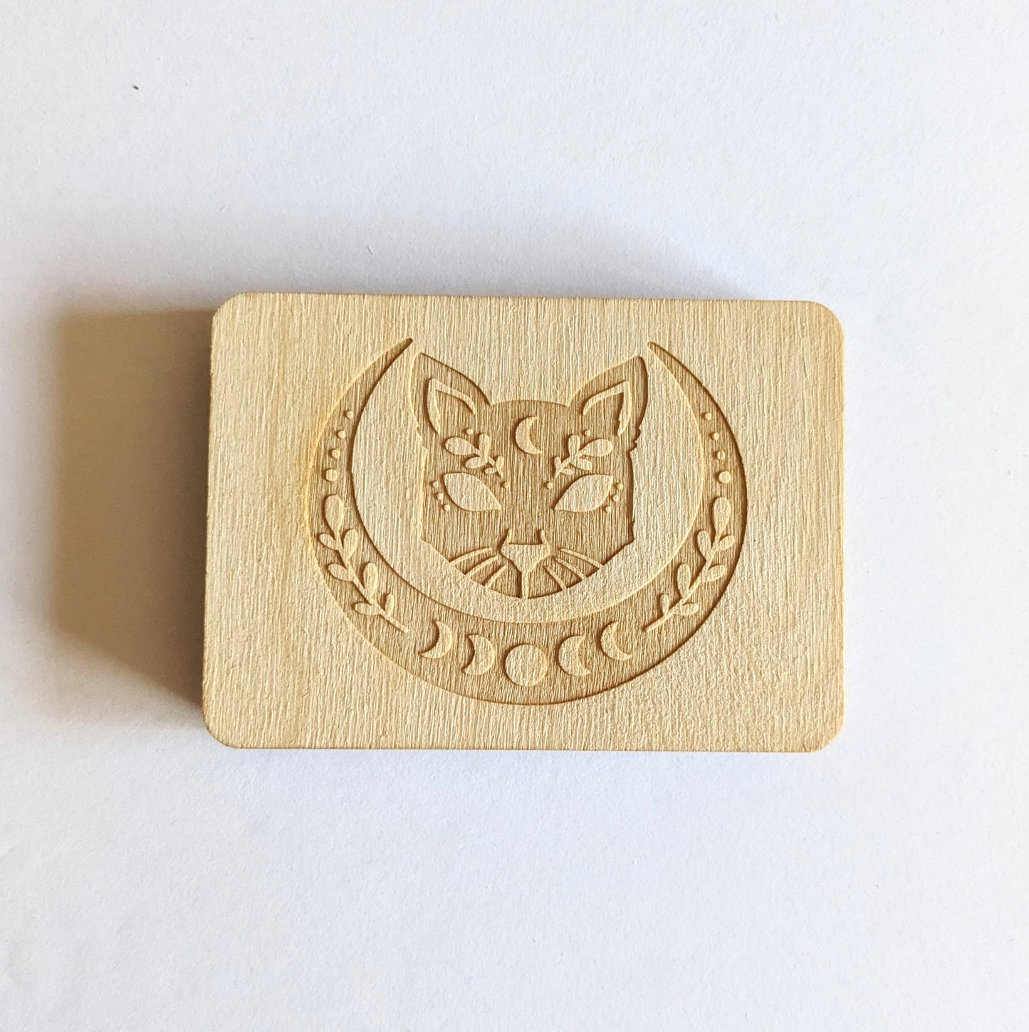 Wooden Needle Case, Laser Engraved Mythical Cat Magnetic Needle Holder